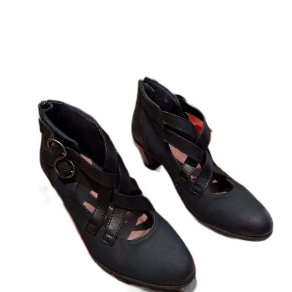 Earth heeled navy leather bootie. Criss cross buckle size 8 2.5” heel - Picture 7 of 9